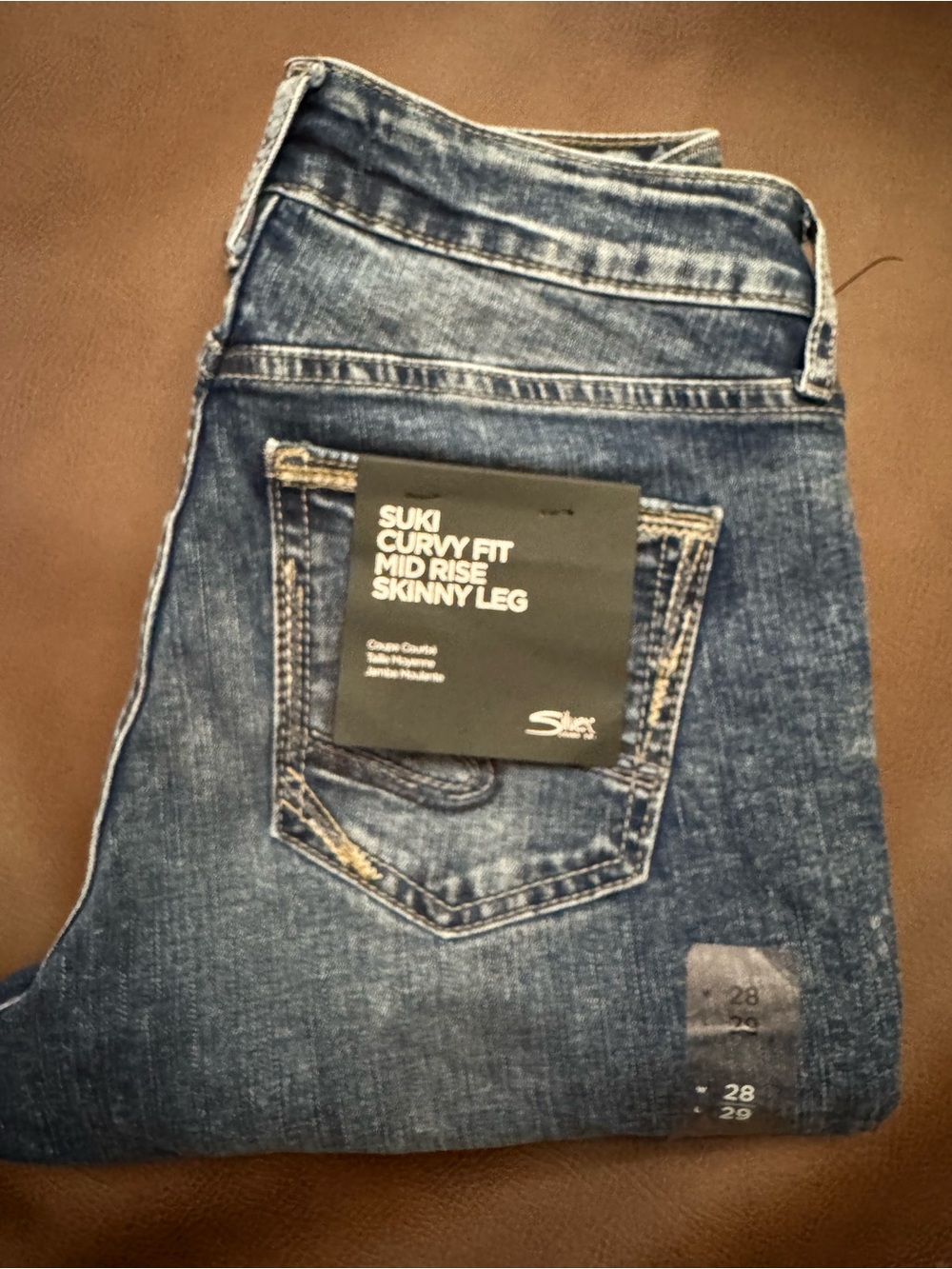 Silver Jeans Women’s Suki Curvy Fit Mid-Rise Skinny 

🚭 
🚫 Pets